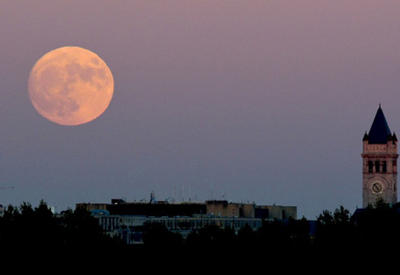 Земля наблюдает рекордное суперлуние <span class="color_red">- ФОТО</span>