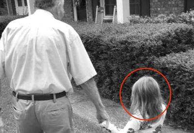 Мама была в шоке, когда фотографировала дочку с пожилым мужчиной в супермаркете. Только посмотрите на них! <span class="color_red">- ФОТО</span>