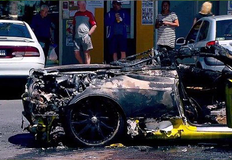 Пока мужчина тушил свой Ferrari, у него украли деньги и ноутбук