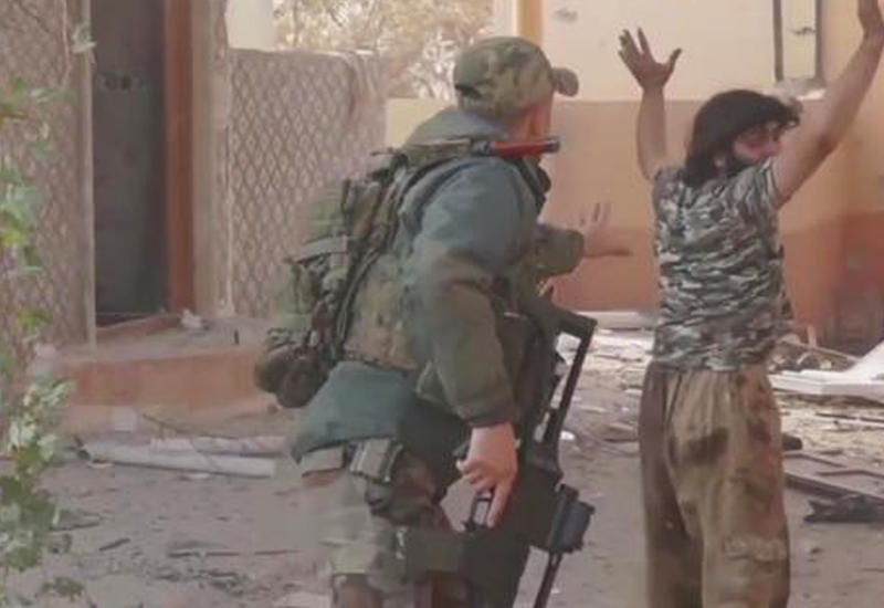 Боевик "ИГ" сдался в плен и пообещал не взрываться