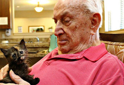 Дом престарелых, где заботятся и о пожилых людях, и о брошенных животных <span class="color_red">- ФОТО</span>