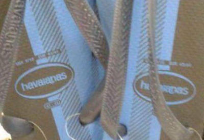 Пользователи спорят какого цвета эти шлепанцы <span class="color_red">- ФОТО</span>