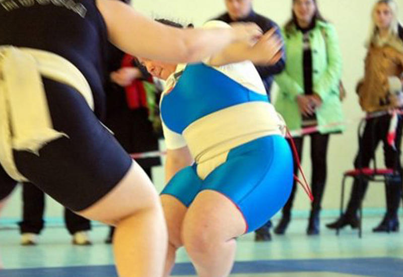 Девочка-сумоистка нокаутировала рефери и соперницу одним ударом