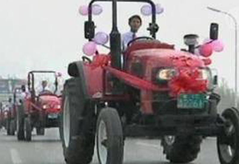 Жених приехал за невестой на тракторе