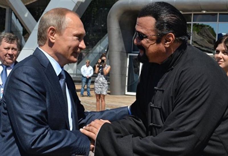 Путин вручил Стивену Сигалу российский паспорт