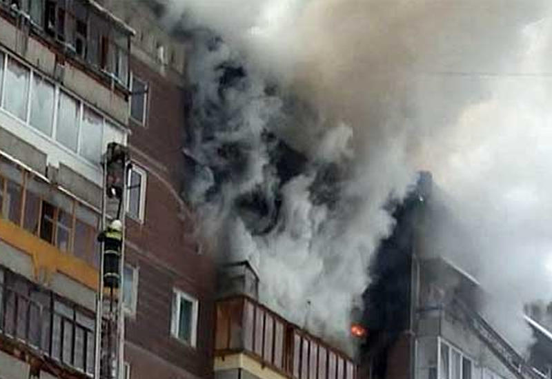 Сильный пожар в многоэтажном доме в Хырдалане: много пострадавших