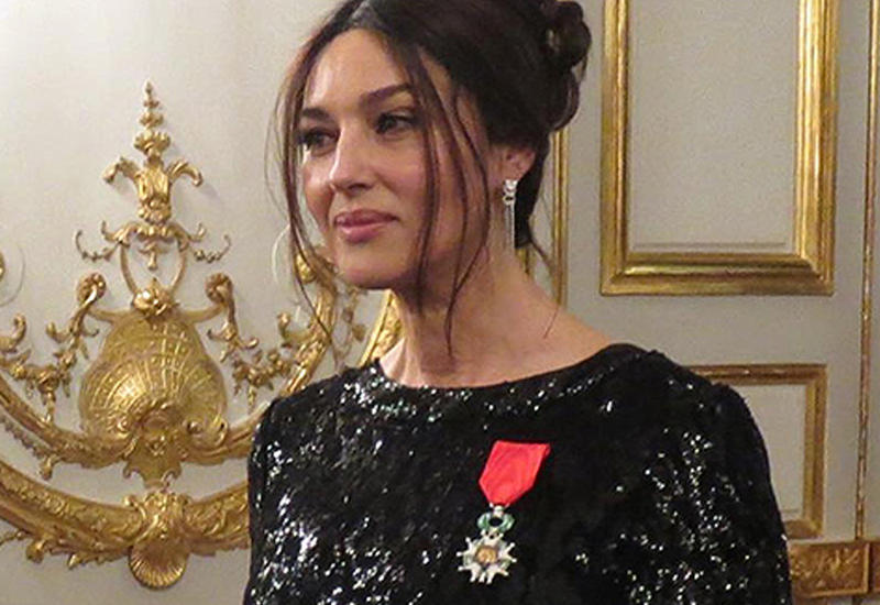Моника Беллуччи получила Орден Почетного легиона из рук президента Франции