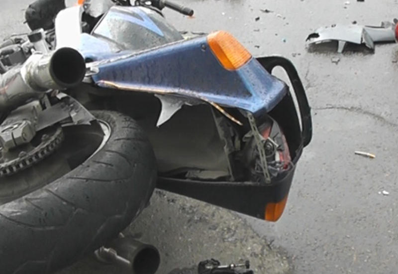 Мотоциклиста насмерть раздавило между двумя фурами