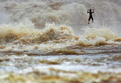 12 фотографий с самых рискованных пешеходных путей в мире