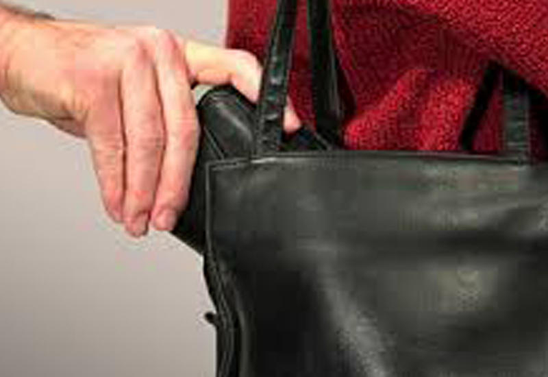 Реакцию людей на кражу кошелька сняли на камеру