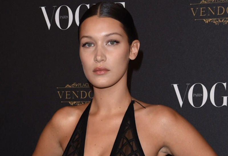 Белла Хадид в плаще и шляпе снялась с возлюбленным