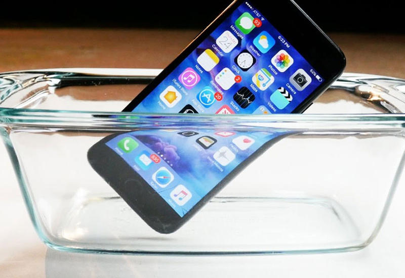 Блогер попытался растворить iPhone 7 в кислоте