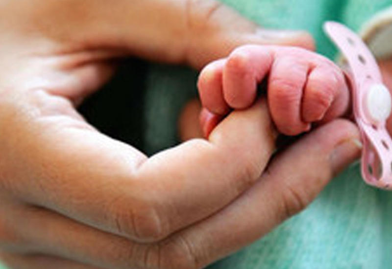 Yeni doğulan körəpənin qulağına azanı xəstəxanada oxumaq lazımdır, yoxsa evdə?