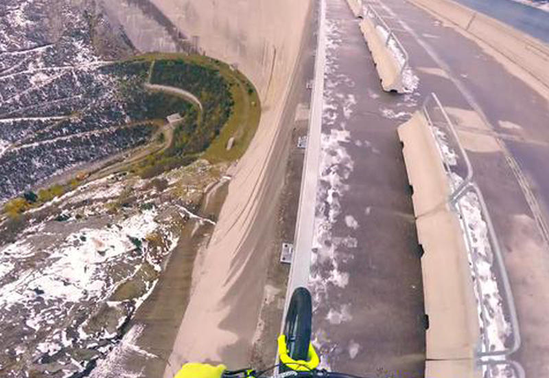 Велосипедист проехал по ограждению на высоте 200 м