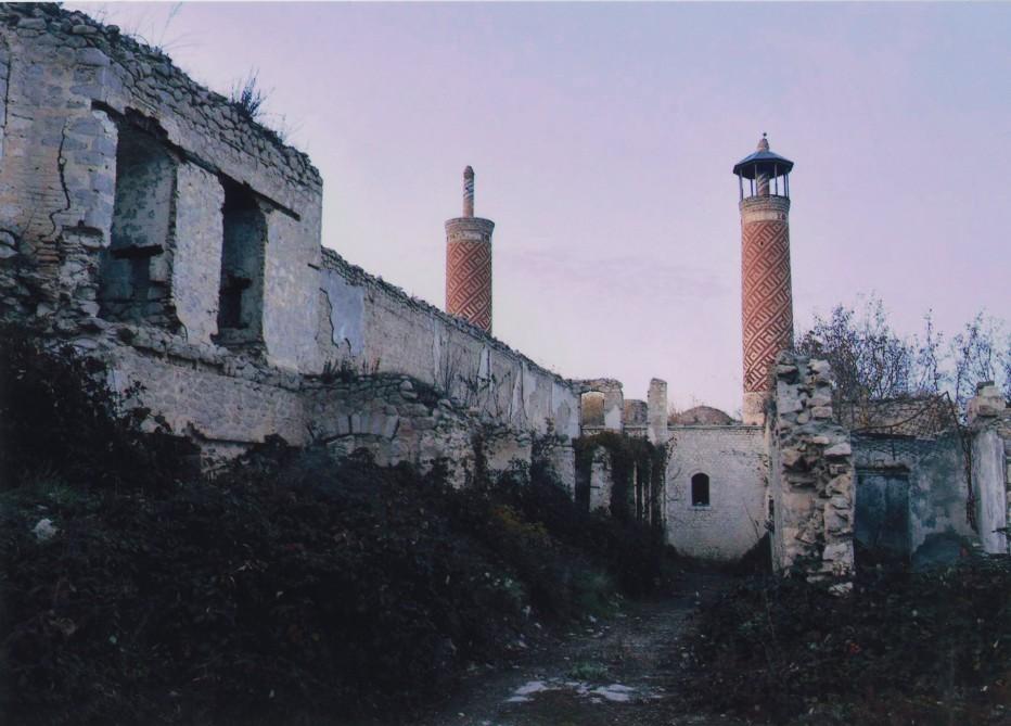 Армянский вандализм в фотографиях