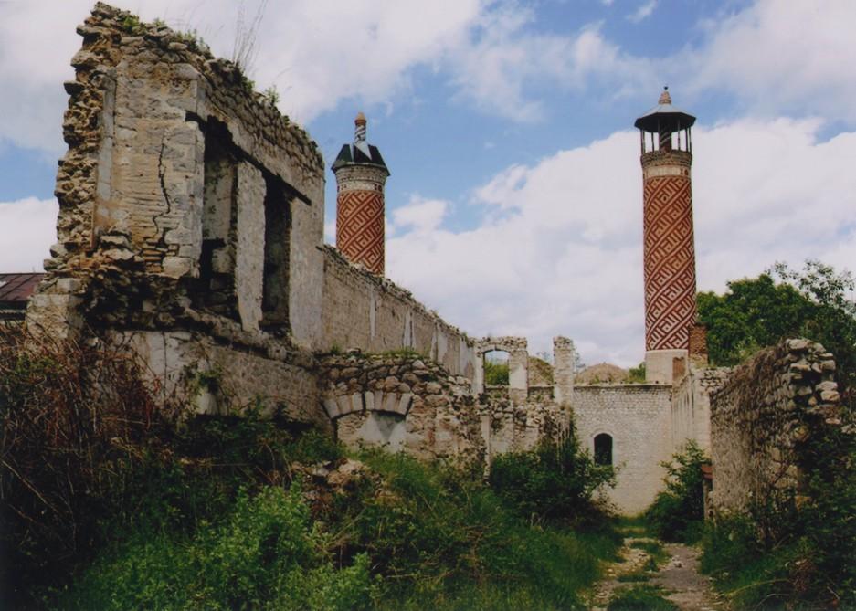 Армянский вандализм в фотографиях