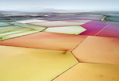 Снимки солеварен с высоты, размывающие границы между фотографией и живописью <span class="color_red">- 11 ФОТО</span>