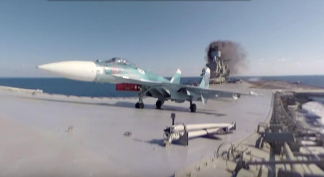 Российский истребитель Су-33 рухнул в море
