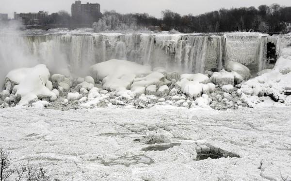 Ниагарский водопад замерз из-за рекордных холодов
