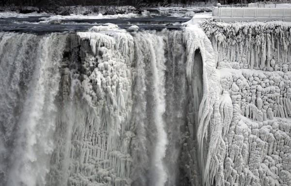 Ниагарский водопад замерз из-за рекордных холодов