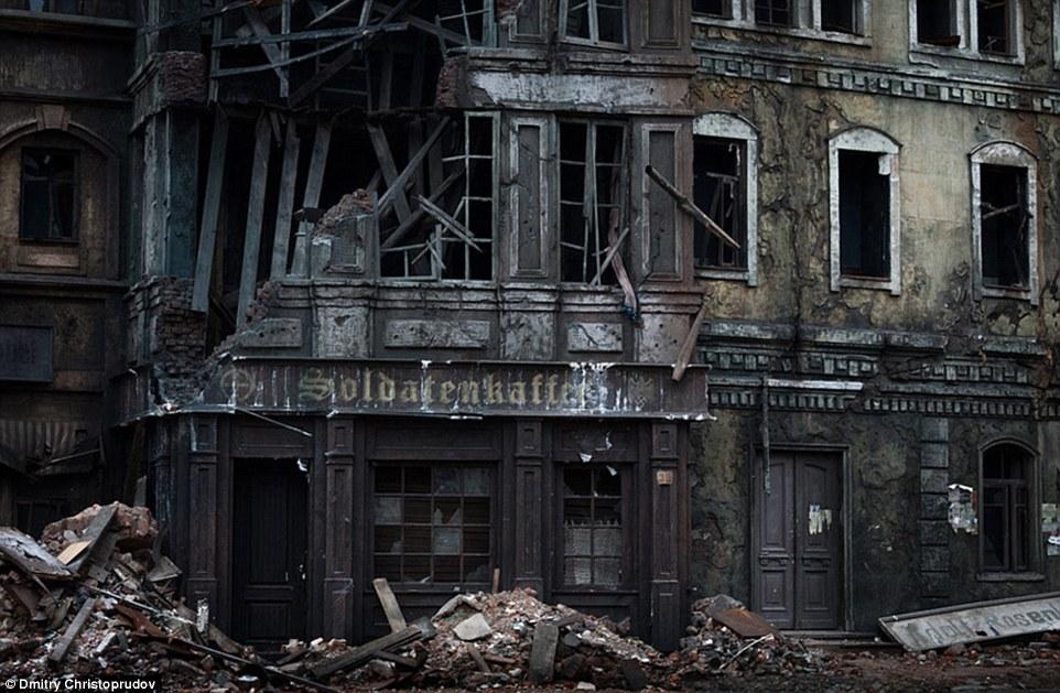 Декорации, переносящие во времена Второй мировой войны