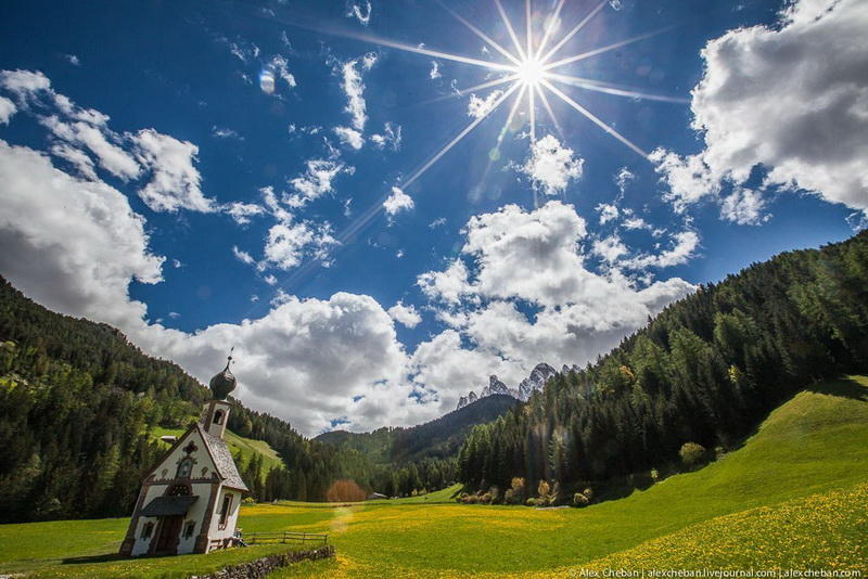 Величественная красота Альп, утопающих в зеленых лугах