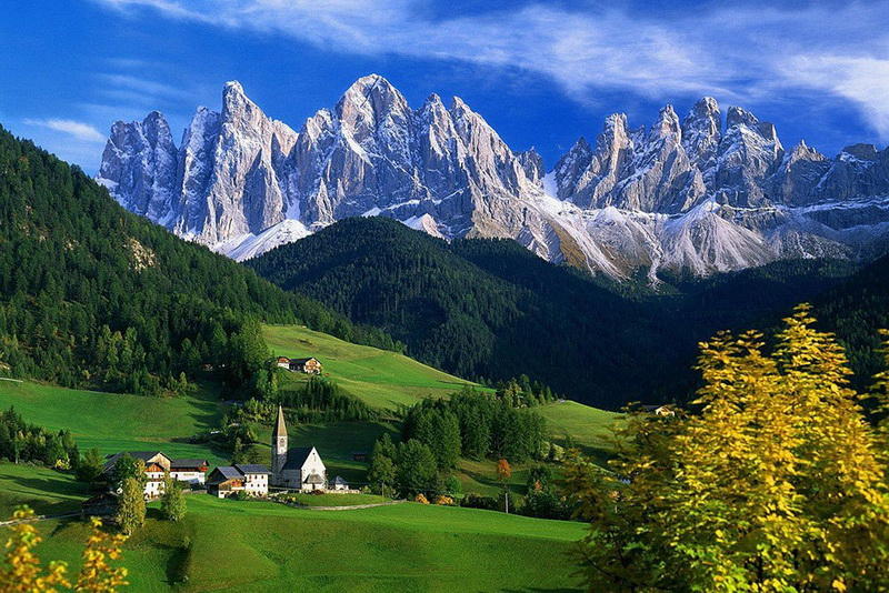 Величественная красота Альп, утопающих в зеленых лугах