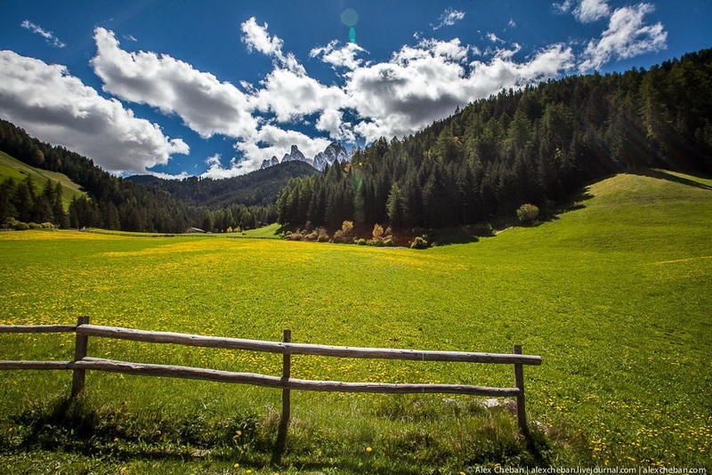 Величественная красота Альп, утопающих в зеленых лугах