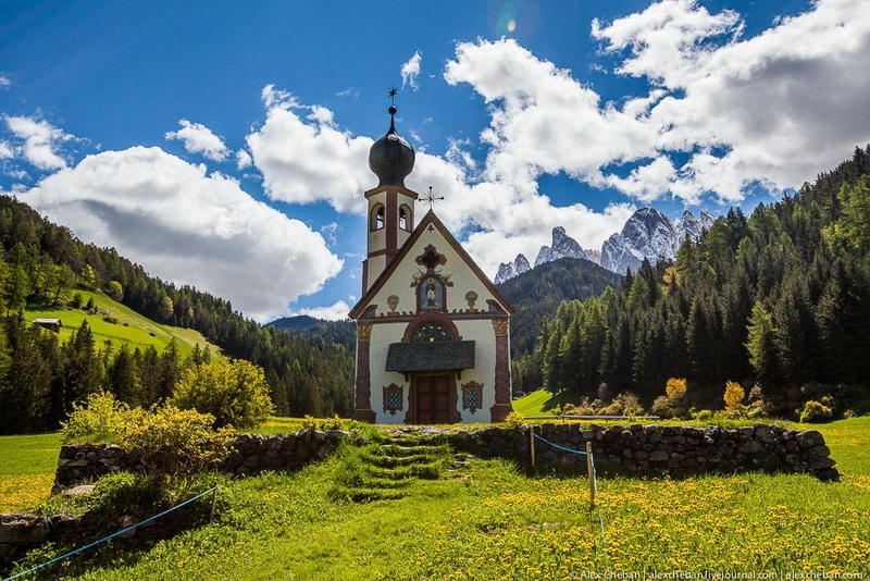 Величественная красота Альп, утопающих в зеленых лугах