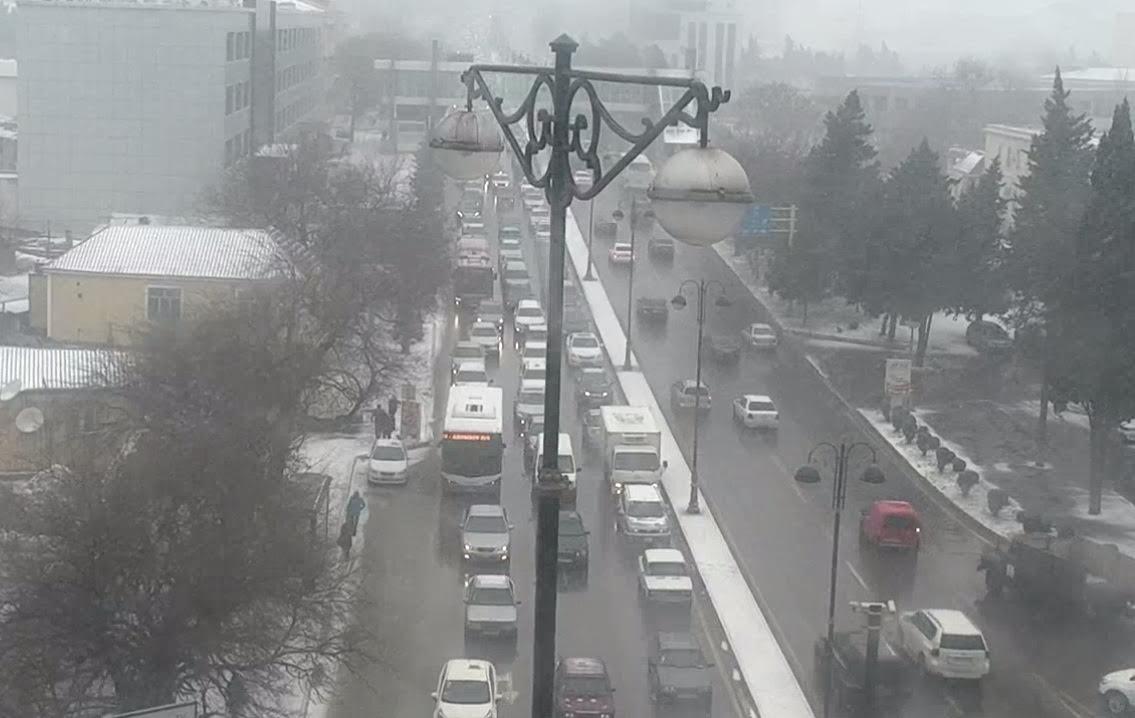 Sürücülərə XƏBƏRDARLIQ: Bakıda bu yollarda tıxac var