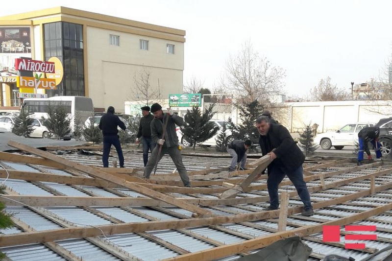 Сильный ветер снес крышу торгового центра в Баку