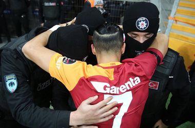 Трогательный жест турецкого футболиста в память о жертвах теракта в Стамбуле