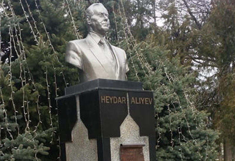 Buxarestdə ümummilli lider Heydər Əliyevin xatirəsi anılıb