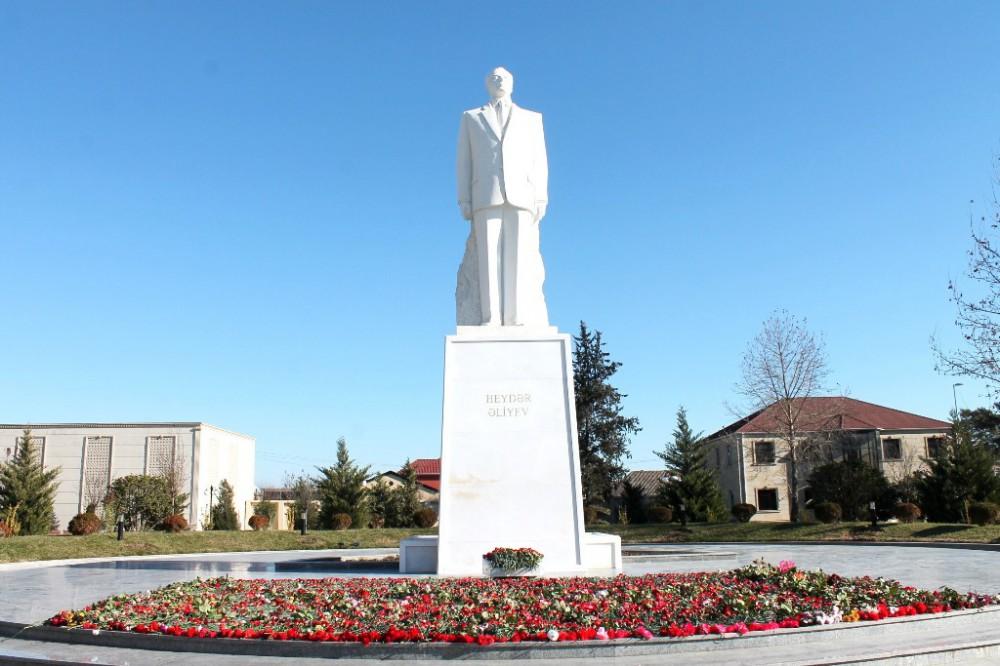 Ürəklərdə özünə əbədi heykəl ucaldan dahi