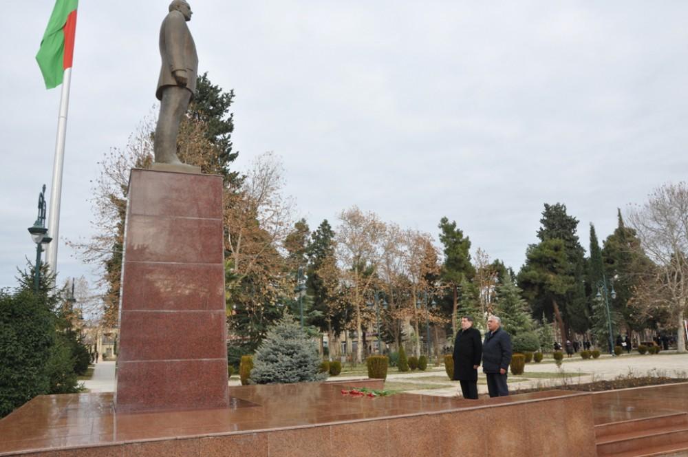 Ümummilli lider Heydər Əliyevin anım günü ümumxalq məhəbbətinin təzahürünə çevrilib