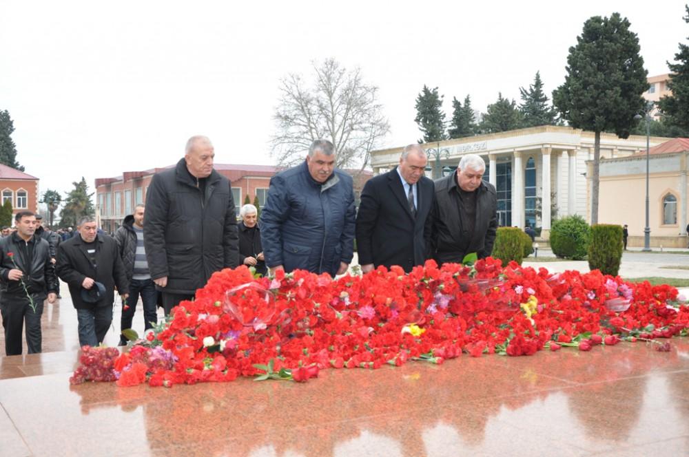 Ümummilli lider Heydər Əliyevin anım günü ümumxalq məhəbbətinin təzahürünə çevrilib