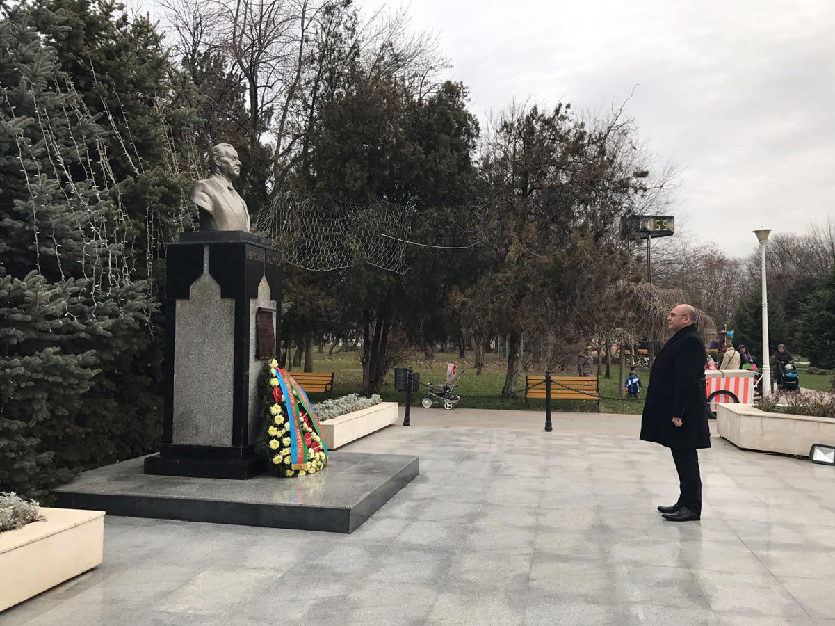 Buxarestdə ümummilli lider Heydər Əliyevin xatirəsi anılıb