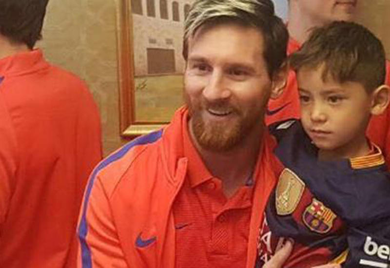 Месси встретился с афганским мальчиком в футболке из пакета