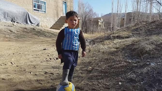 Месси встретился с афганским мальчиком в футболке из пакета