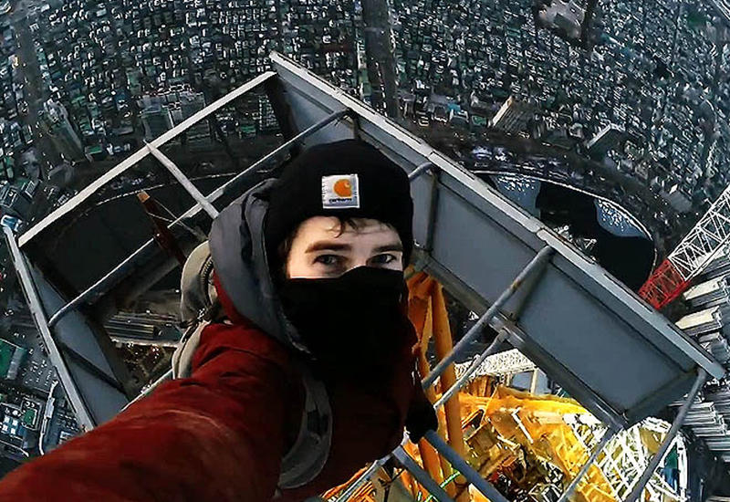 Российские руферы выполняют опасные трюки на небоскребе в Китае