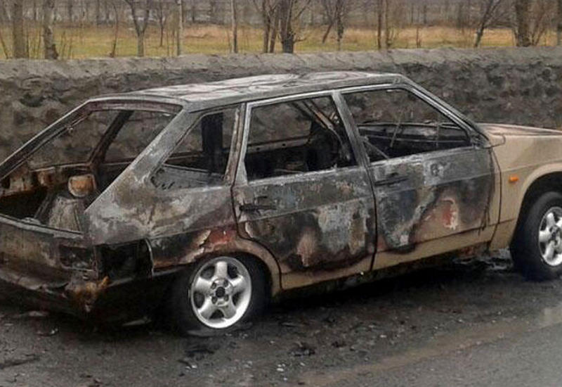 Qaxda avtomobil yanıb