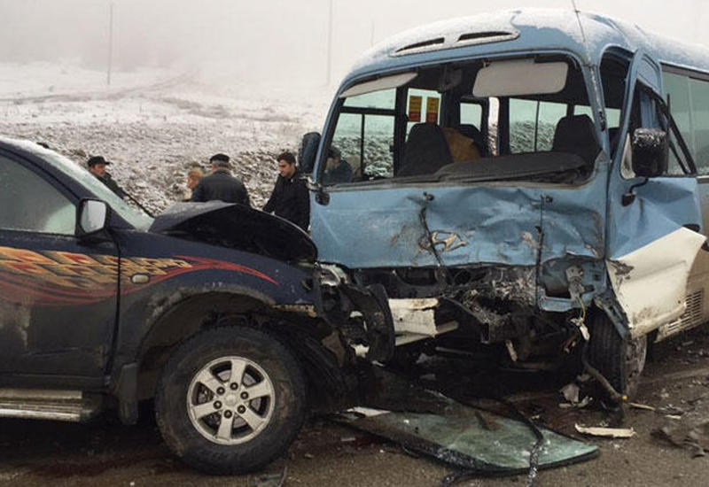 В Гусаре пассажирский автобус попал в аварию, много раненых