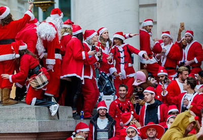 18 шокирующих фото о том, как прошел парад Санта-Клаусов в Лондоне