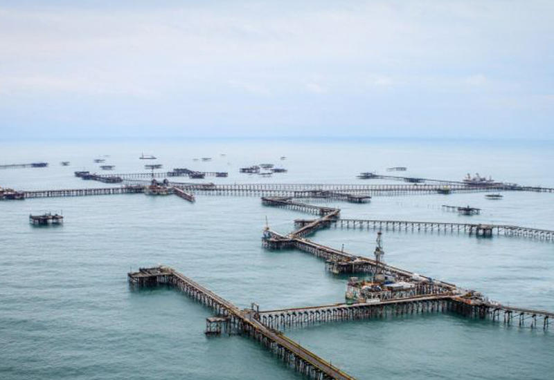 На Каспии пропали 10 нефтяников, найдено тело одного из них