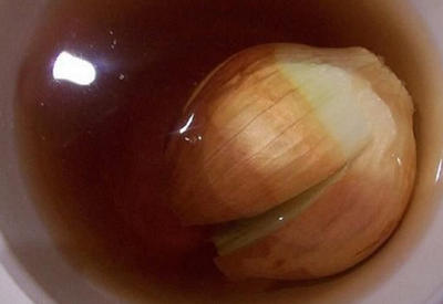 Старец разрезал лук накрест и положил его в чай… Узнав причину, я сделал так же