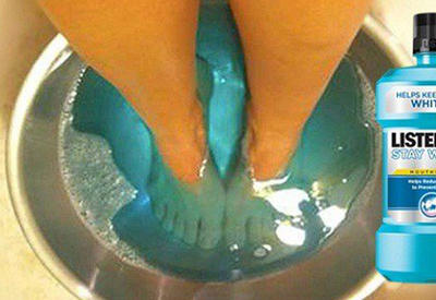 Она держала ноги в жидкости для ротовой полости и когда вы прочтете о причине, то сразу же захотите сделать то же самое!