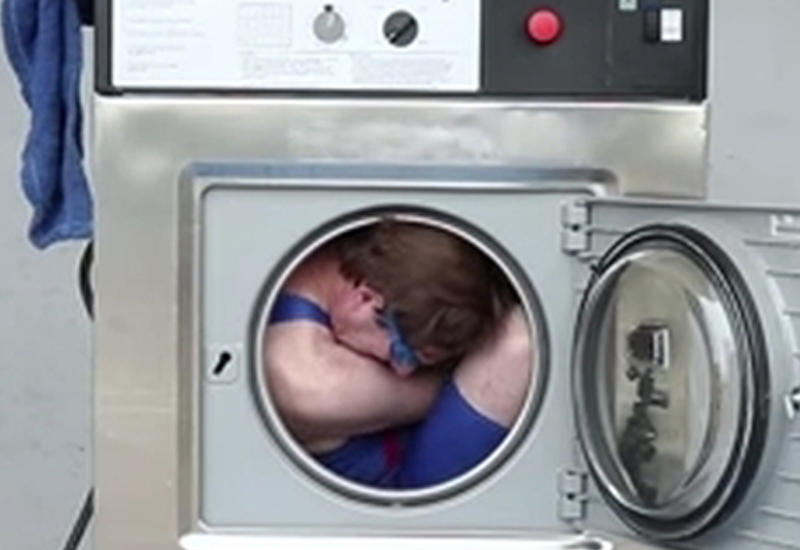 Трюкач сумел выбраться из работающей стиральной машины