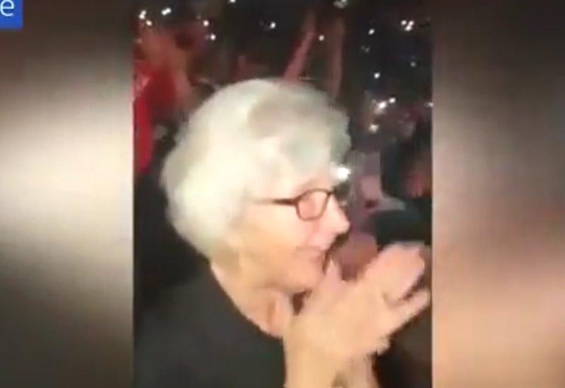 67-летняя поклонница Робби Уильямса не смогла сдержать эмоции на его концерте