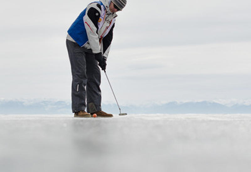 Гольфист после неточного удара провалился под лед
