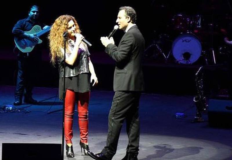İnternetdə məşhurlaşan Çinarə Rafet El Romanla duet oxudu